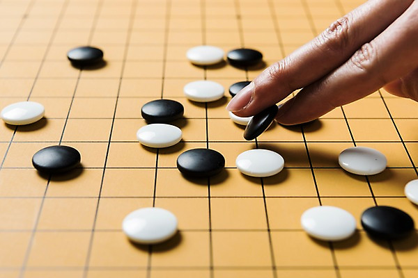 포토 JPG 스튜디오촬영 손 실내 한명 사람 근접촬영 성인 신체부위 30대 오브젝트 바둑 보드게임 바둑알 바둑판 국내포토 1 뷰포인트 놀이 내부 장년 파일형식