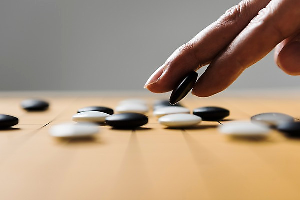 포토 JPG 스튜디오촬영 손 실내 한명 사람 근접촬영 성인 신체부위 30대 오브젝트 바둑 보드게임 바둑알 바둑판 국내포토 1 뷰포인트 놀이 내부 장년 파일형식