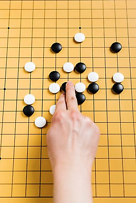 포토 JPG 스튜디오촬영 손 실내 한명 사람 근접촬영 성인 신체부위 30대 오브젝트 바둑 보드게임 바둑알 바둑판 국내포토 1 뷰포인트 놀이 내부 장년 파일형식