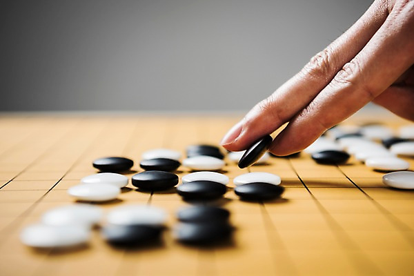 포토 JPG 스튜디오촬영 손 실내 한명 사람 근접촬영 성인 신체부위 30대 오브젝트 바둑 보드게임 바둑알 바둑판 국내포토 1 뷰포인트 놀이 내부 장년 파일형식