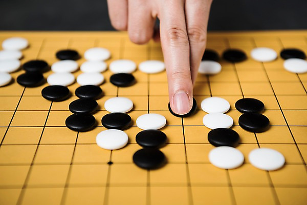 포토 JPG 스튜디오촬영 손 실내 한명 사람 근접촬영 성인 신체부위 30대 오브젝트 바둑 보드게임 바둑알 바둑판 국내포토 1 뷰포인트 놀이 내부 장년 파일형식