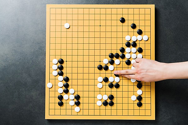 포토 JPG 스튜디오촬영 손 실내 한명 사람 근접촬영 성인 신체부위 30대 오브젝트 바둑 보드게임 바둑알 바둑판 국내포토 1 뷰포인트 놀이 내부 장년 파일형식