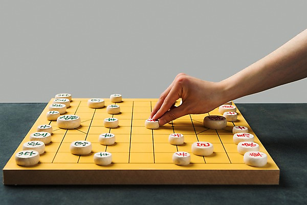 포토 JPG 스튜디오촬영 손 실내 한명 사람 근접촬영 성인 신체부위 30대 오브젝트 보드게임 장기알 장기판 국내포토 장기놀이 1 뷰포인트 놀이 내부 장년 파일형식