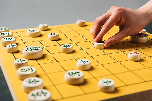 포토 JPG 스튜디오촬영 손 실내 한명 사람 근접촬영 성인 신체부위 30대 오브젝트 보드게임 장기알 장기판 국내포토 장기놀이 1 뷰포인트 놀이 내부 장년 파일형식