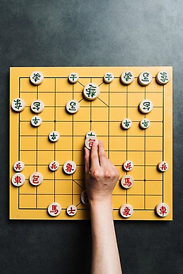 포토 JPG 스튜디오촬영 손 실내 한명 사람 근접촬영 성인 신체부위 30대 오브젝트 보드게임 장기알 장기판 국내포토 장기놀이 1 뷰포인트 놀이 내부 장년 파일형식