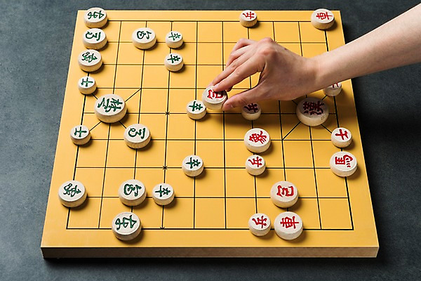 포토 JPG 스튜디오촬영 손 실내 한명 사람 근접촬영 성인 신체부위 30대 오브젝트 보드게임 장기알 장기판 국내포토 장기놀이 1 뷰포인트 놀이 내부 장년 파일형식