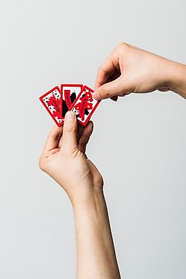 포토 JPG 스튜디오촬영 손 놀이 실내 한명 사람 근접촬영 성인 신체부위 30대 게임 잡기 오브젝트 화투 화투패 국내포토 1 뷰포인트 모션 내부 장년 파일형식