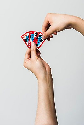 포토 JPG 스튜디오촬영 손 놀이 실내 한명 사람 근접촬영 성인 신체부위 30대 게임 잡기 오브젝트 화투 화투패 국내포토 1 뷰포인트 모션 내부 장년 파일형식