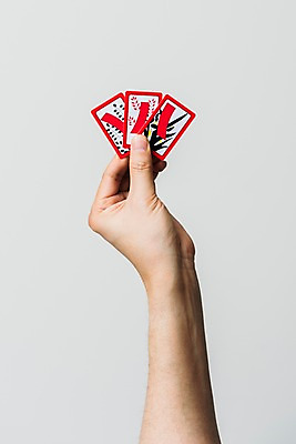 포토 JPG 스튜디오촬영 손 놀이 실내 한명 사람 근접촬영 성인 신체부위 30대 게임 잡기 오브젝트 화투 화투패 국내포토 1 뷰포인트 모션 내부 장년 파일형식