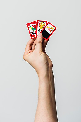 포토 JPG 스튜디오촬영 손 놀이 실내 한명 사람 근접촬영 성인 신체부위 30대 게임 잡기 오브젝트 화투 화투패 국내포토 1 뷰포인트 모션 내부 장년 파일형식