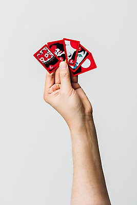 포토 JPG 스튜디오촬영 손 놀이 실내 한명 사람 근접촬영 성인 신체부위 30대 게임 잡기 오브젝트 화투 화투패 국내포토 1 뷰포인트 모션 내부 장년 파일형식