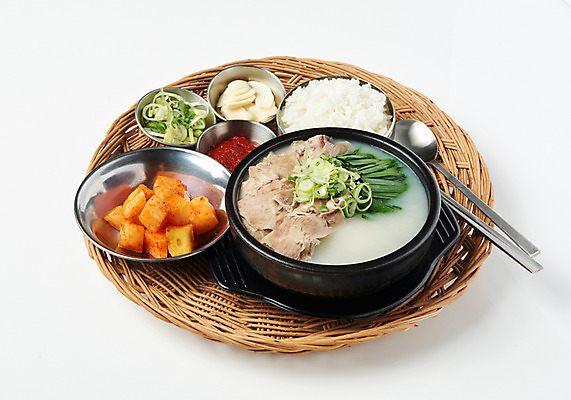 포토 JPG 스튜디오촬영 한식 음식 수저 실내 마늘 근접촬영 사람없음 소쿠리 상차림 깍두기 뚝배기 대파 공기밥 돼지국밥 국내포토 식기 뷰포인트 채소 밥 김치 내부 바구니 파 국밥 파일형식