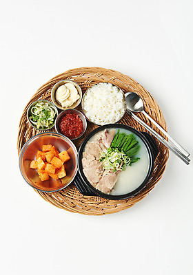포토 JPG 스튜디오촬영 한식 음식 수저 실내 마늘 근접촬영 사람없음 소쿠리 양념 상차림 깍두기 부추 대파 공기밥 돼지국밥 다진양념 국내포토 식기 뷰포인트 채소 밥 김치 내부 바구니 파 국밥 파일형식