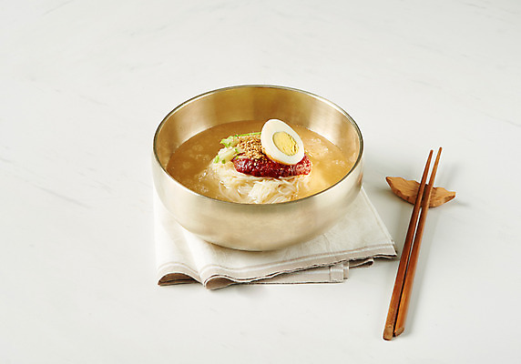 포토 JPG 스튜디오촬영 한식 음식 젓가락 오이 실내 근접촬영 사람없음 계란 식탁보 상차림 깨소금 밀면 국내포토 뷰포인트 채소 식재료 수저 내부 알 국수 파일형식