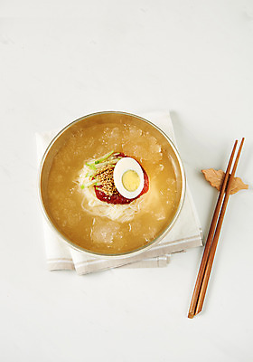 포토 JPG 스튜디오촬영 한식 음식 젓가락 오이 실내 사람없음 계란 얼음 식탁보 양념 깨소금 밀면 국내포토 자연요소 채소 식재료 수저 내부 알 국수 파일형식