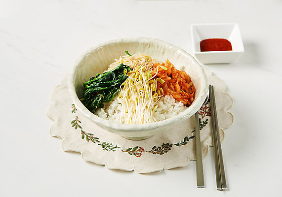 포토 JPG 스튜디오촬영 한식 음식 수저 실내 근접촬영 사람없음 비빔밥 콩나물 무생채 숙주 시금치나물 테이블매트 국내포토 식기 뷰포인트 채소 내부 식탁보 나물 파일형식