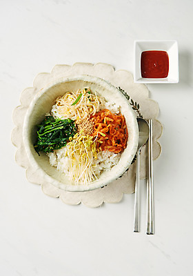 포토 JPG 스튜디오촬영 한식 음식 수저 실내 근접촬영 사람없음 비빔밥 무생채 숙주 시금치나물 콩나물무침 테이블매트 국내포토 식기 뷰포인트 내부 식탁보 무침 파일형식