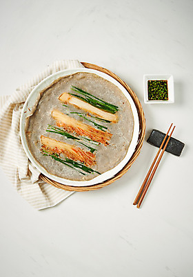 포토 JPG 스튜디오촬영 한식 음식 젓가락 실내 근접촬영 사람없음 소쿠리 식탁보 상차림 간장 메밀전 국내포토 뷰포인트 수저 내부 바구니 양념 전 파일형식