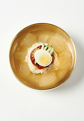 포토 JPG 스튜디오촬영 한식 음식 오이 실내 사람없음 계란 얼음 양념 반쪽 깨소금 밀면 국내포토 자연요소 채소 식재료 내부 알 국수 파일형식