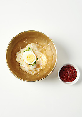 포토 JPG 스튜디오촬영 한식 음식 오이 실내 근접촬영 사람없음 계란 얼음 양념 밀면 국내포토 자연요소 뷰포인트 채소 내부 알 국수 파일형식