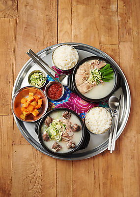 포토 JPG 스튜디오촬영 한식 음식 쟁반 수저 실내 근접촬영 사람없음 상차림 깍두기 뚝배기 파 공기밥 돼지국밥 순대국 다진양념 국내포토 식기 뷰포인트 채소 밥 김치 내부 양념 국 국밥 파일형식