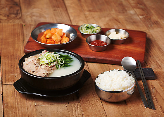 포토 JPG 스튜디오촬영 한식 음식 수저 실내 마늘 근접촬영 사람없음 상차림 깍두기 뚝배기 파 공기밥 나무도마 돼지국밥 다진양념 국내포토 식기 뷰포인트 채소 밥 김치 도마 내부 목재 양념 국밥 파일형식