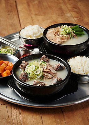 포토 JPG 스튜디오촬영 한식 음식 쟁반 수저 실내 근접촬영 사람없음 상차림 깍두기 뚝배기 파 공기밥 돼지국밥 순대국 국내포토 식기 뷰포인트 채소 밥 김치 내부 국 국밥 파일형식