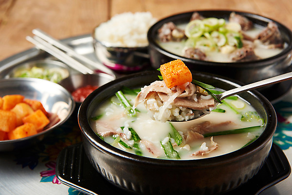 포토 JPG 스튜디오촬영 한식 음식 쟁반 실내 근접촬영 사람없음 숟가락 상차림 깍두기 뚝배기 파 공기밥 돼지국밥 순대국 국내포토 뷰포인트 채소 밥 김치 수저 내부 국 국밥 파일형식