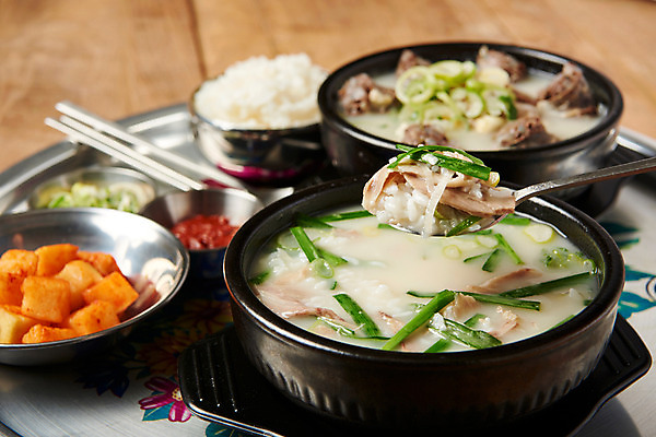 포토 JPG 스튜디오촬영 한식 음식 젓가락 쟁반 실내 근접촬영 사람없음 숟가락 상차림 깍두기 뚝배기 파 공기밥 돼지국밥 순대국 다진양념 국내포토 뷰포인트 채소 밥 김치 수저 내부 양념 국 국밥 파일형식