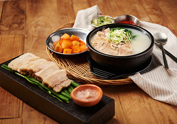 포토 JPG 스튜디오촬영 한식 음식 수저 실내 근접촬영 사람없음 식탁보 상차림 깍두기 보쌈 부추 파 돼지국밥 새우젓 국내포토 식기 뷰포인트 채소 김치 내부 국밥 젓갈 파일형식