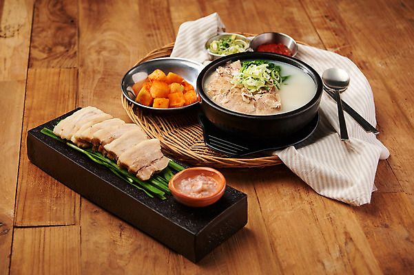 포토 JPG 스튜디오촬영 한식 음식 수저 실내 근접촬영 사람없음 소쿠리 식탁보 상차림 깍두기 보쌈 부추 파 돼지국밥 새우젓 국내포토 식기 뷰포인트 채소 김치 내부 바구니 국밥 젓갈 파일형식