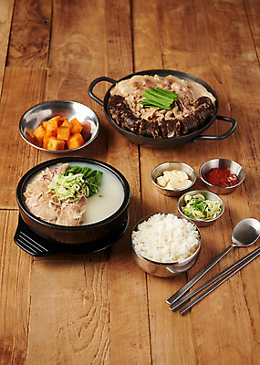 포토 JPG 스튜디오촬영 한식 음식 수저 실내 마늘 근접촬영 사람없음 상차림 깍두기 보쌈 부추 파 순대 공기밥 돼지국밥 국내포토 식기 뷰포인트 채소 밥 김치 내부 국밥 파일형식