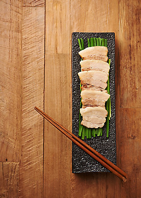 포토 JPG 스튜디오촬영 그릇 한식 음식 젓가락 실내 근접촬영 사람없음 상차림 보쌈 부추 국내포토 식기 뷰포인트 채소 수저 내부 파일형식