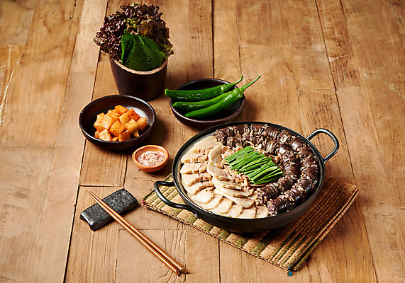 포토 JPG 스튜디오촬영 한식 음식 젓가락 실내 근접촬영 사람없음 상추 상차림 깍두기 깻잎 보쌈 풋고추 부추 순대 새우젓 국내포토 뷰포인트 채소 고추 김치 수저 내부 젓갈 파일형식