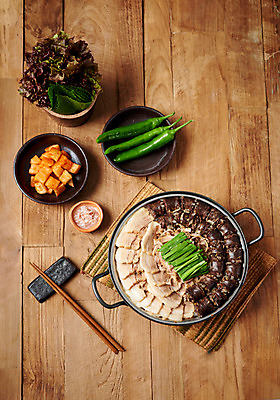 포토 JPG 스튜디오촬영 한식 음식 젓가락 실내 근접촬영 사람없음 상추 상차림 깍두기 깻잎 보쌈 풋고추 부추 순대 새우젓 국내포토 뷰포인트 채소 고추 김치 수저 내부 젓갈 파일형식