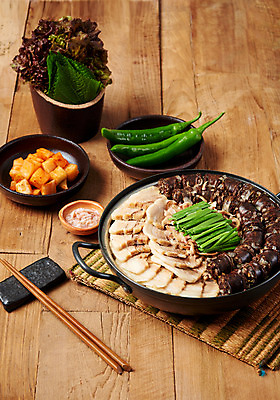 포토 JPG 스튜디오촬영 한식 음식 젓가락 실내 근접촬영 사람없음 상추 상차림 깍두기 부처 깻잎 보쌈 풋고추 순대 새우젓 국내포토 뷰포인트 불교 채소 고추 김치 수저 내부 젓갈 파일형식