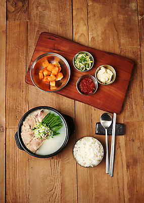 포토 JPG 스튜디오촬영 한식 음식 수저 실내 마늘 근접촬영 사람없음 양념 상차림 깍두기 파 공기밥 나무도마 돼지국밥 다진양념 국내포토 식기 뷰포인트 채소 밥 김치 도마 내부 목재 국밥 파일형식