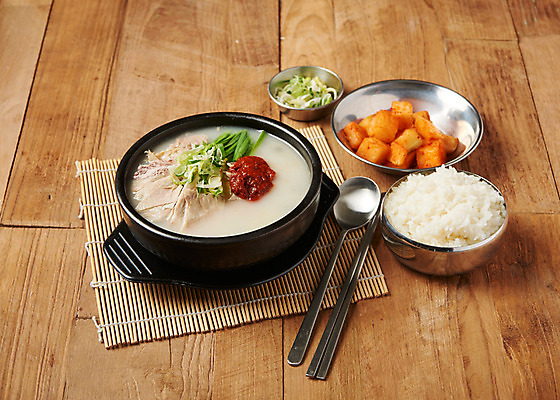 포토 JPG 스튜디오촬영 한식 음식 수저 실내 근접촬영 사람없음 양념 상차림 깍두기 파 공기밥 돼지국밥 다진양념 국내포토 식기 뷰포인트 채소 밥 김치 내부 국밥 파일형식