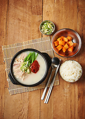 포토 JPG 스튜디오촬영 한식 음식 수저 실내 근접촬영 사람없음 양념 상차림 깍두기 파 공기밥 돼지국밥 테이블매트 다진양념 국내포토 식기 뷰포인트 채소 밥 김치 내부 식탁보 국밥 파일형식