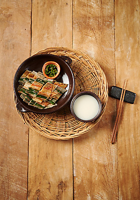 포토 JPG 스튜디오촬영 한식 음식 젓가락 실내 근접촬영 사람없음 소쿠리 사기그릇 상차림 간장 막걸리 메밀전 국내포토 그릇 뷰포인트 주류 수저 내부 바구니 양념 전 파일형식