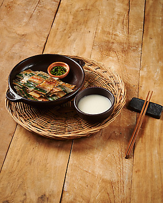 포토 JPG 스튜디오촬영 한식 음식 젓가락 실내 근접촬영 사람없음 소쿠리 상차림 간장 막걸리 메밀전 국내포토 뷰포인트 주류 수저 내부 바구니 양념 전 파일형식