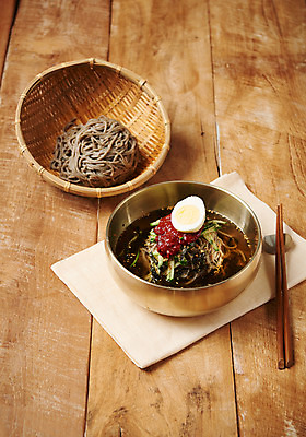 포토 JPG 스튜디오촬영 한식 음식 젓가락 실내 근접촬영 사람없음 소쿠리 계란 양념 상차림 메밀국수 국내포토 뷰포인트 수저 내부 바구니 알 면류 파일형식