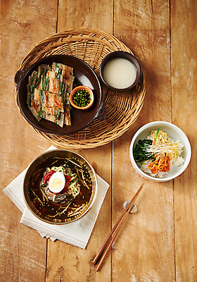포토 JPG 스튜디오촬영 한식 음식 젓가락 실내 근접촬영 사람없음 소쿠리 계란 양념 상차림 메밀국수 간장 비빔밥 막걸리 메밀전 국내포토 뷰포인트 주류 수저 내부 바구니 알 면류 전 파일형식