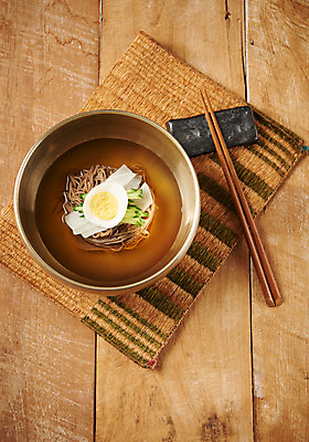 포토 JPG 스튜디오촬영 한식 음식 젓가락 오이 실내 근접촬영 사람없음 계란 상차림 메밀국수 무생채 테이블매트 한그릇 국내포토 1 뷰포인트 채소 수저 내부 알 식탁보 면류 파일형식