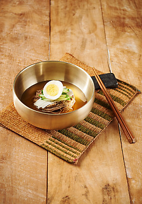 포토 JPG 스튜디오촬영 한식 음식 젓가락 오이 실내 근접촬영 사람없음 계란 상차림 메밀국수 무생채 국내포토 뷰포인트 채소 수저 내부 알 면류 파일형식