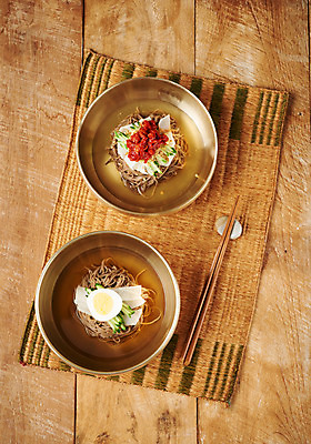 포토 JPG 스튜디오촬영 한식 음식 젓가락 오이 실내 근접촬영 사람없음 계란 양념 상차림 메밀국수 무생채 밀면 테이블매트 국내포토 뷰포인트 채소 수저 내부 알 식탁보 면류 국수 파일형식