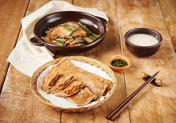 포토 JPG 스튜디오촬영 한식 음식 젓가락 김치 실내 근접촬영 사람없음 양념 사기그릇 상차림 간장 막걸리 메밀전병 메밀전 국내포토 그릇 뷰포인트 주류 수저 내부 전 파일형식