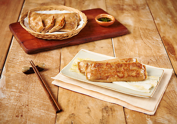 포토 JPG 스튜디오촬영 접시 한식 음식 젓가락 실내 근접촬영 사람없음 소쿠리 양념 상차림 간장 백김치 나무도마 메밀전병 국내포토 식기 뷰포인트 김치 도마 수저 내부 목재 바구니 파일형식