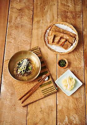 포토 JPG 스튜디오촬영 한식 음식 젓가락 실내 근접촬영 사람없음 소쿠리 양념 상차림 메밀국수 간장 백김치 메밀전병 숙주 국내포토 뷰포인트 김치 수저 내부 바구니 면류 파일형식