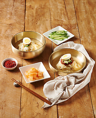 포토 JPG 스튜디오촬영 한식 음식 젓가락 오이 실내 근접촬영 사람없음 계란 양념 상차림 무생채 밀면 국내포토 뷰포인트 채소 수저 내부 알 국수 파일형식